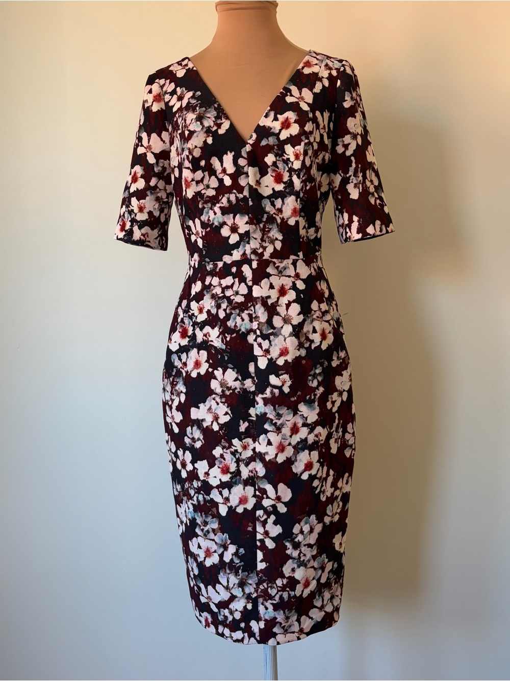 Black Halo Jeanette Floral V-Neck Knee-Midi Burgundy White Sheath Dress NWT Sz 4
